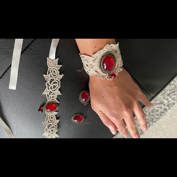 Jewelry set with red jewel - Picture 2 of 5